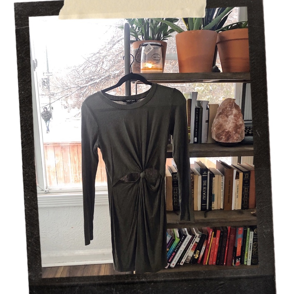 MUST SEE ON! Bodycon with cutout